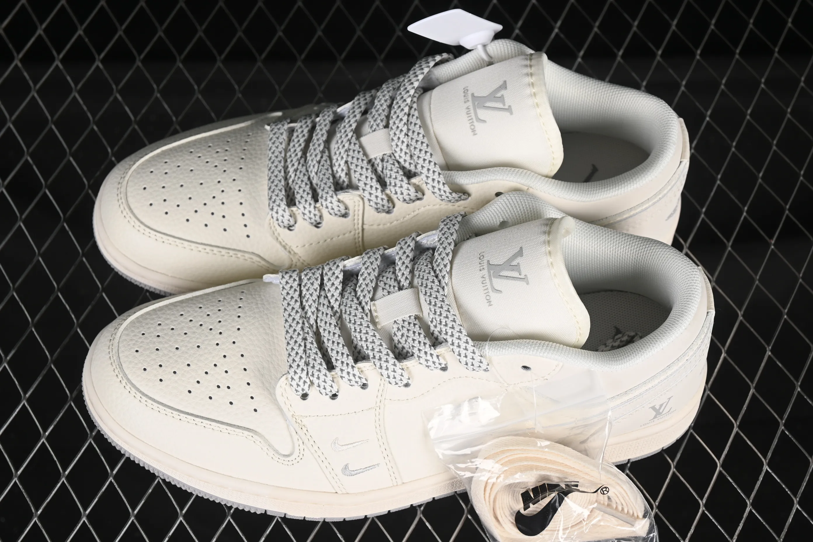 All categories Air Jordan Jordan series basketball shoes Air Jordan 1 Low high-end customized low-top sneakers Air Jordan 1 Low AJ1 Joe 1 LV joint classic beige gray high-end customized low-top retro basketball shoes XX3168-169